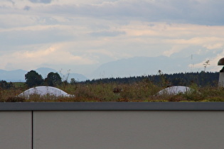 Zoom auf die wolkenverhangenen Alpen