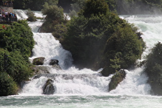 Zoom auf einen Teil des Rheinfalls mit gut sichbarer Fallkante