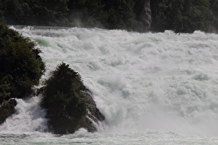 Zoom auf einen Teil des Rheinfalls mit gut sichbarer Fallzone