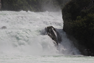 Zoom auf einen Teil des Rheinfalls mit gut sichbarer Fallzone