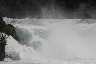 Zoom auf einen Teil des Rheinfalls mit gut sichbarer Prallzone