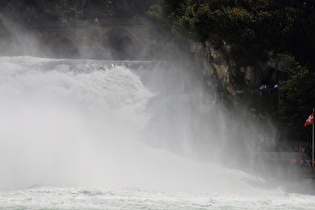 Zoom auf einen Teil des Rheinfalls mit gut sichbarer Fallkante