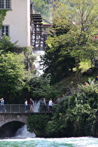 vom Rheinfall angetriebenes Wasserrad in Neuhausen