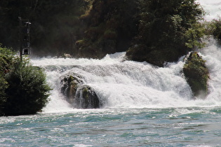 Zoom auf einen Seitenarm des Rheinfalls