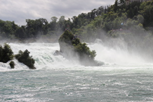 Zoom auf den Großen Rheinfallfelsen