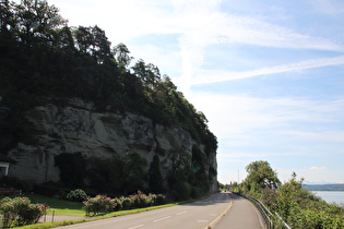 wenig weiter, Blick nach Südosten auf eine senkrecht abfallende Felswand, rechts am Horizont die Alpen …