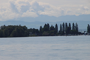 1. Zoom auf die Alpen von Ost nach West, davor die Pfahlbauten in Unteruhldingen