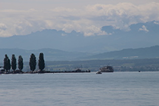 2. Zoom auf die Alpen von Ost nach West, davor der Hafen Unteruhldingen