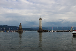 Lindau-Insel, Hafen mit Leuchtturm, Blick zum Bregenzer Wald, rechts der Pfänder