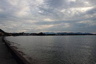 Ostufer des Bodensees in Bregenz, Blick nach Südwesten, am Horizont die Appenzeller Alpen …