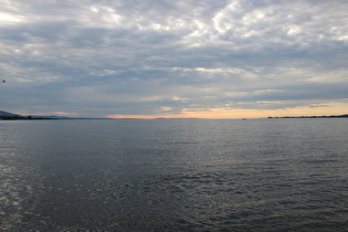 … und Blick nach Nordwesten über den bis zum Horizont reichenden Bodensee, rechts Lindau-Insel