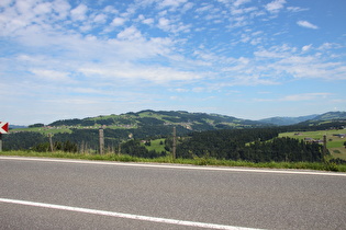 … Blick nach Nordosten auf Langenegg und den Schweizberg, …