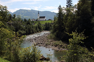 in Egg, Blick über Bregenzer Ach und Pfarrkirche auf die Hintere Niedere