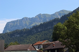 Zoom auf v. l. n. r. Sonnenspitze, Rundkopf und Holenke