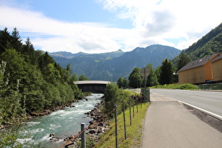 Blick über die Bregenzer Ach auf die Klausbrücke in Mellau, dahinter v. l. n. r. Gungern, Wannenkopf und Damülser Mittagsspitze