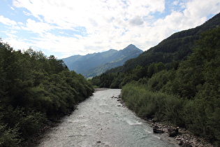 … und Blick flussabwärts zum Bergkamm Dornbirner First