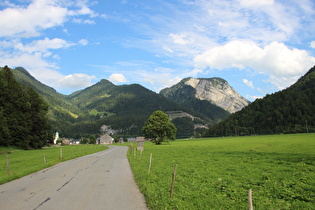 Blick über Schnepfau auf Giblenkopf und Mittagsfluh