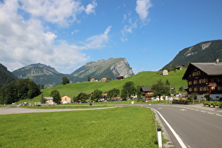 … und Blick talabwärts auf die Damülser Berge mit Mittagsspitzkamm und Kanisfluh