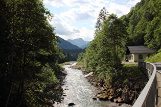 Blick über die Bregenzer Ach auf Juppenspitze und Mohnenfluh