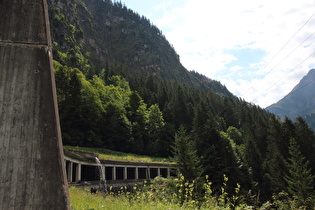 zwischen Hinterhopfreben und Unterboden, Blick talaufwärts auf eine Galerie …