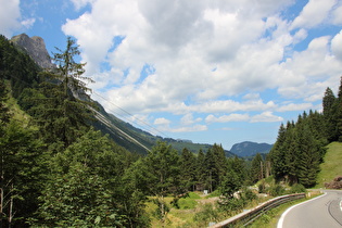 … und Blick talabwärts, links die Niedere Künzelspitze, am Horizont Kanisfluh und Mittagsfluh