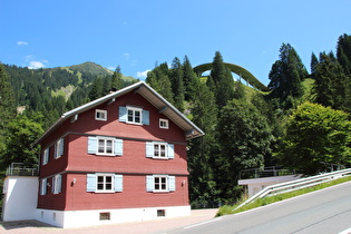 in Schröcken, Blick auf Höferspitze und Kurvenbrücke im Verlauf der Westrampe