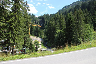 Blick über den Seebach zu einer Brücke darüber