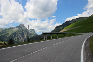 Blick über die Westrampe auf v. l. n. r. Schöneberg, Wasserkluppe, Hochkünzelspitze und Niedere Künzelspitze …