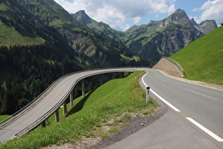 Blick von oben auf die Kurvenbrücke …