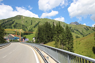 Blick über Nesslegg auf Höferspitze und Widderstein