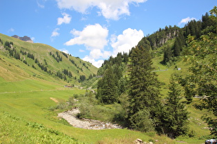 wenig weiter, Blick auf Seebach und Westrampe, links am Horizont der Widderstein