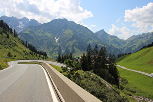 Blick über Nesslegg auf v. l. n. r. Butzenspitze, Kleinspitze, Braunarlspitze, Hochberg und Rothorn …