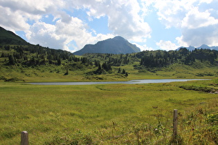 … Blick über den Kalbelesee auf Juppenspitze und Mohnenfluh dahinter …