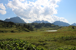 Blick über den Kalbelesee auf v. l. n. r. Juppenspitze und Mohnenfluh dahinter, Butzenspitze, Kleinspitze, Braunarlspitze, Hochberg und Rothorn