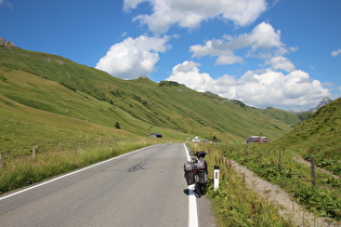 „Dach der Etappe“: Hochtannbergpass; Blick nach Osten zum Rastplatz mit Passhöhenschild …