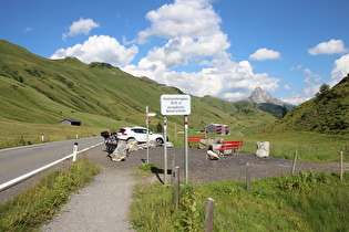 Rastplatz mit Passhöhenschild, Blick zum Biberkopf …