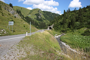 Blick über den Krumbach zum Westportal der Holzboden-Galerie …