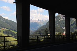 in der Holzboden-Galerie, Blick auf Warth und ins Lechtal