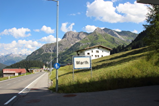 Westrand von Warth, Blick über Warth auf Höllenspitze und Mittagsspitze …