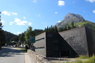 wichtige Info in Lech, rechts das Omeshorn