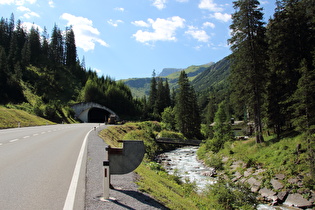 Nordrampe des Flexenpasses, Nordportal des Tunnels, am Horizont Vordere und Hintere Hasenfluh