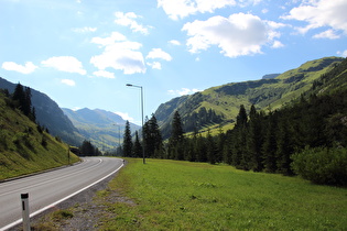 Blick zum Nordportal der Monzabongalerie und zum Trittkopf …