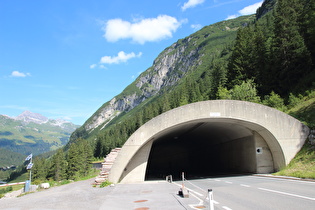 … und Blick auf das Südportal der Monzabongalerie, links am Horizont die Mohnenfluh