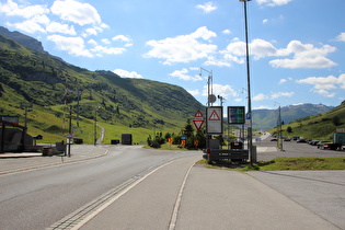 wichtige Infos am Südrand von Zürs, Blick nach Süden, am Horizont rechts die Verwallgruppe