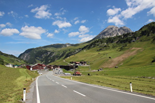 zwischen Zürs und Passhöhe, Blick auf Zürs und die Rüfispitze