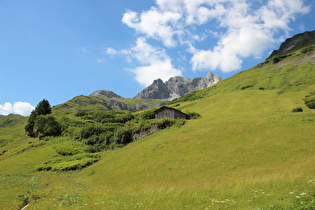 … und Blick auf v. l. n. r. Erzbergkopf, Erzbergspitze und Kleine Grubenspitze