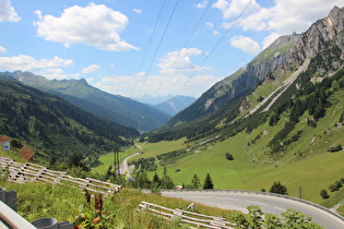 … und Blick ins Klostertal, am Horizont Berge des Rätikon