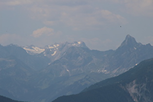 … Zoom auf v. l. n. r. Rothorn, Panüeler Kopf und Zimba …