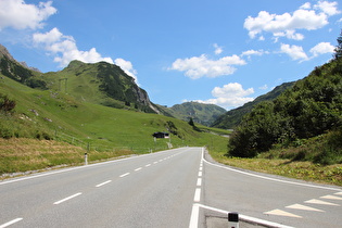 Arlbergpass, Westrampe, Blick bergauf auf Pfannenkopf und Galzig …