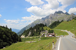 … und Blick bergab auf einen aufgegebenen Abschnitt der Westrampe und die Erzbergspitze